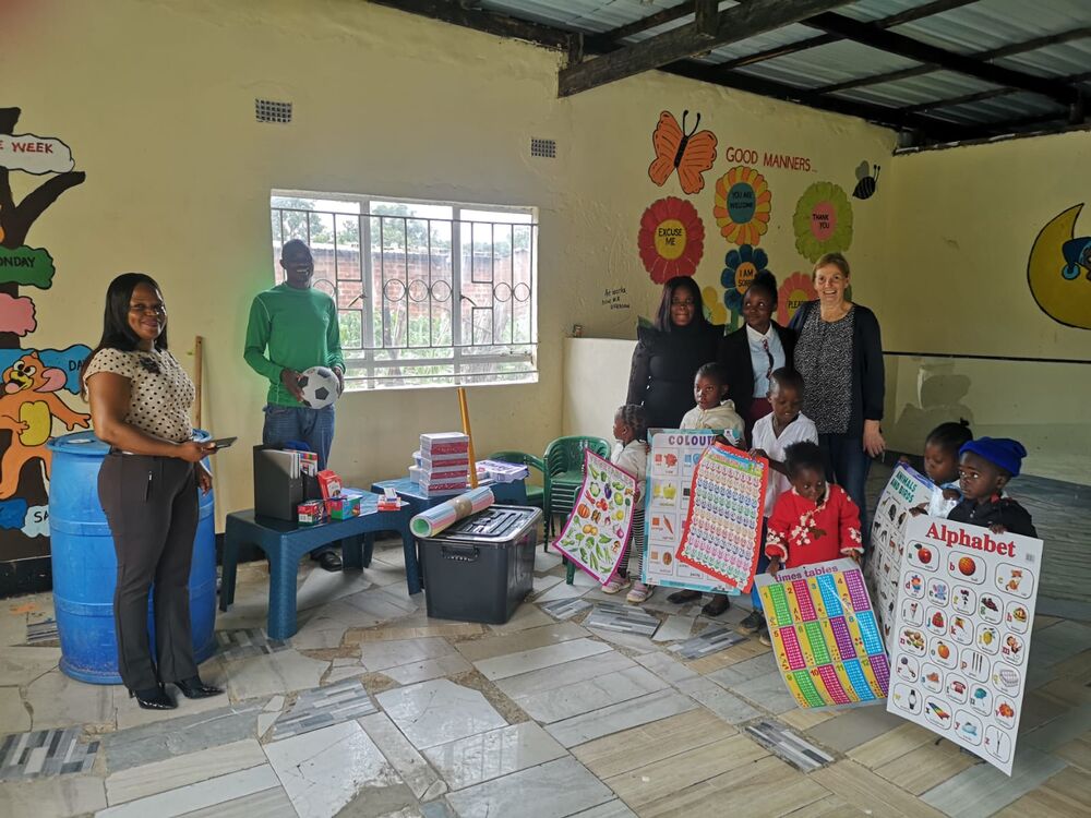 We also handed over teaching materials.